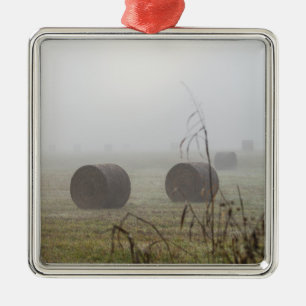 Hay Bales im Nebel Ornament Aus Metall