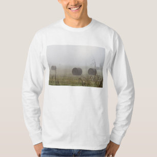 Hay Bales im Nebel T-Shirt