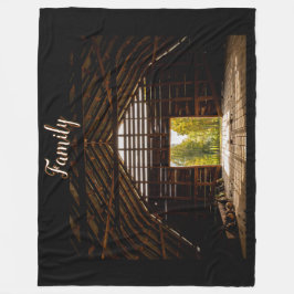 Hayloft aus altbraunem Stall mit Blick Fleecedecke