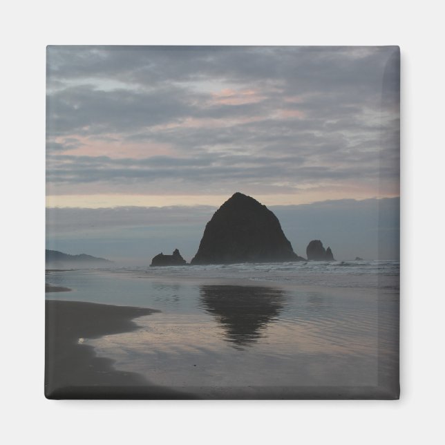 Haystack Rock am Strand von Cannon Magnet (Vorne)
