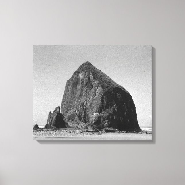 Haystack Rock am Strand von Cannon, Oregon Fotogra Leinwanddruck (Vorderseite)