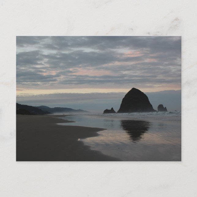 Haystack Rock am Strand von Cannon Postkarte (Vorderseite)