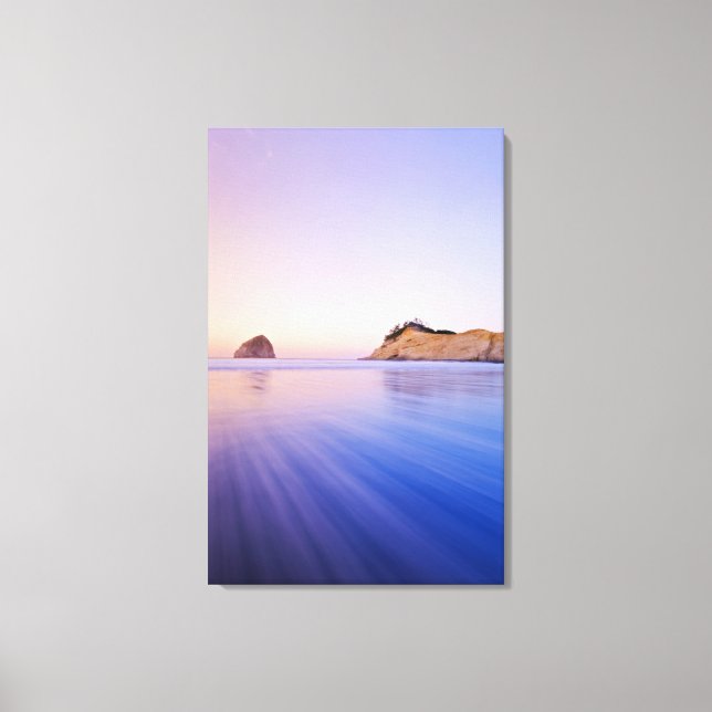 Haystack Rock bei Morgendämmerung verschwommene Li Leinwanddruck (Vorderseite)