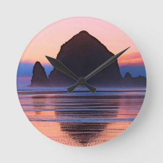 Haystack Rock Runde Wanduhr