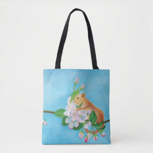 Hazel Dormouse auf einem blühenden Zweig