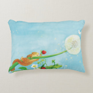 Hazel Dormouse, wilde Erdbeeren & Löwenpuff Dekokissen