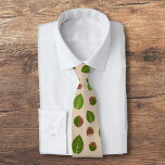 Hazelnusmuster Krawatte<br><div class="desc">Die Krawatte eines Mannes mit einem Haselnussmuster und seinen grünen Blätter auf hellbraunem Hintergrund. Ein schönes Geschenk für einen Nussfreund, ein veganes, etc.</div>