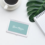 Hazy Aqua Sketched Cursive Script Visitenkarten Dose<br><div class="desc">Elegante Visitenkartengehäuse mit Ihrem Namen,  Titel oder Ihrer Personalisierungswahl in weißem handgeschriebenem kursiven Schriftsatz auf einem aquamarinen Terrakotta-Hintergrund.</div>