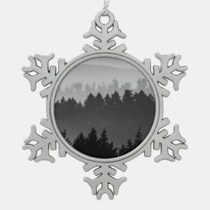 Hazy Forest Hills Schwarz-Weiß Landschaft Foto Schneeflocken Zinn-Ornament
