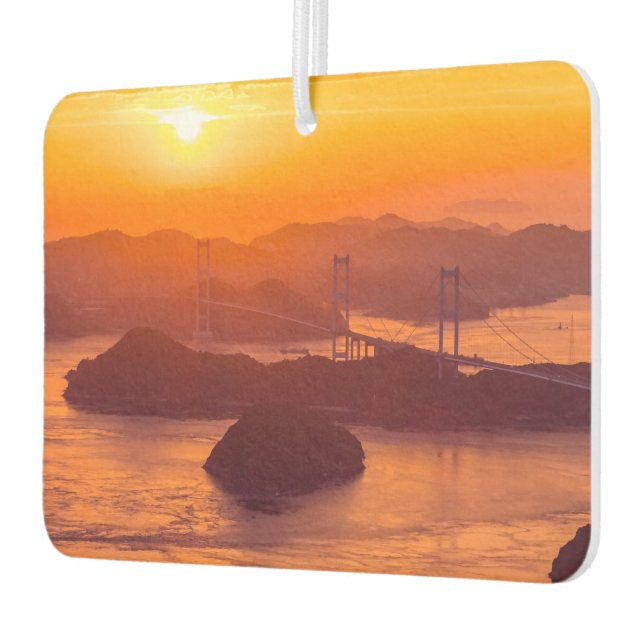 Hazy Sonnenuntergang auf der Kurushima Kaikyo Brid Autolufterfrischer (Links)