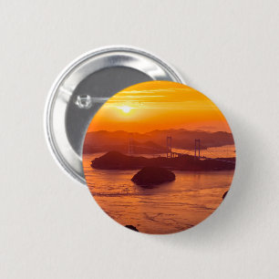 Hazy Sonnenuntergang auf der Kurushima Kaikyo Brid Button