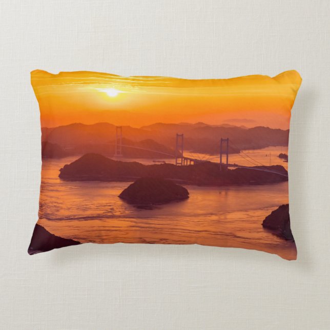 Hazy Sonnenuntergang auf der Kurushima Kaikyo Brid Dekokissen (Rückseite)