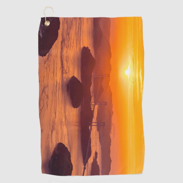 Hazy Sonnenuntergang auf der Kurushima Kaikyo Brid Golfhandtuch (Vorderseite)