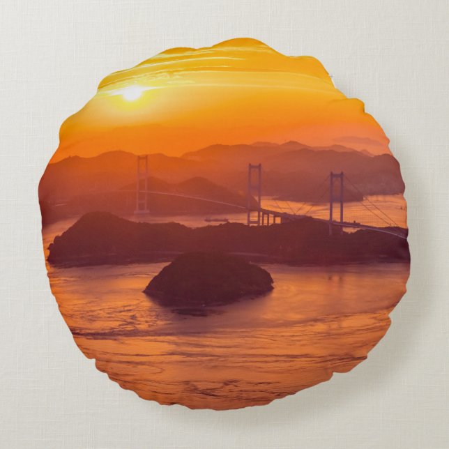 Hazy Sonnenuntergang auf der Kurushima Kaikyo Brid Rundes Kissen (Rückseite)