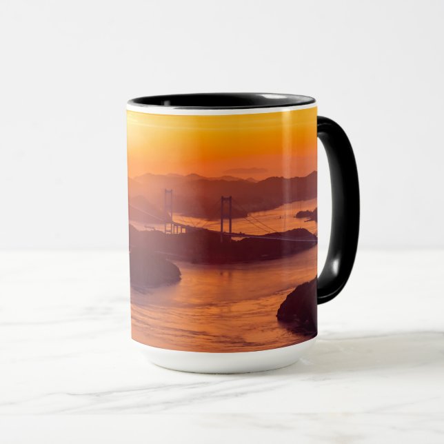 Hazy Sonnenuntergang auf der Kurushima Kaikyo Brid Tasse (VorderseiteRechts)