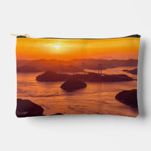 Hazy Sonnenuntergang auf der Kurushima Kaikyo Brid Zubehörtasche