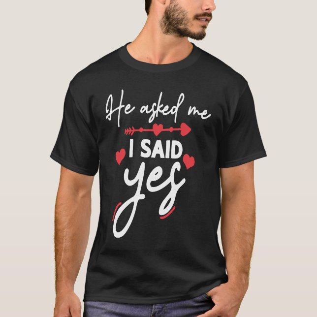 He Asked Me And I Said Yes Marriage Proposal T-Shirt (Vorderseite)