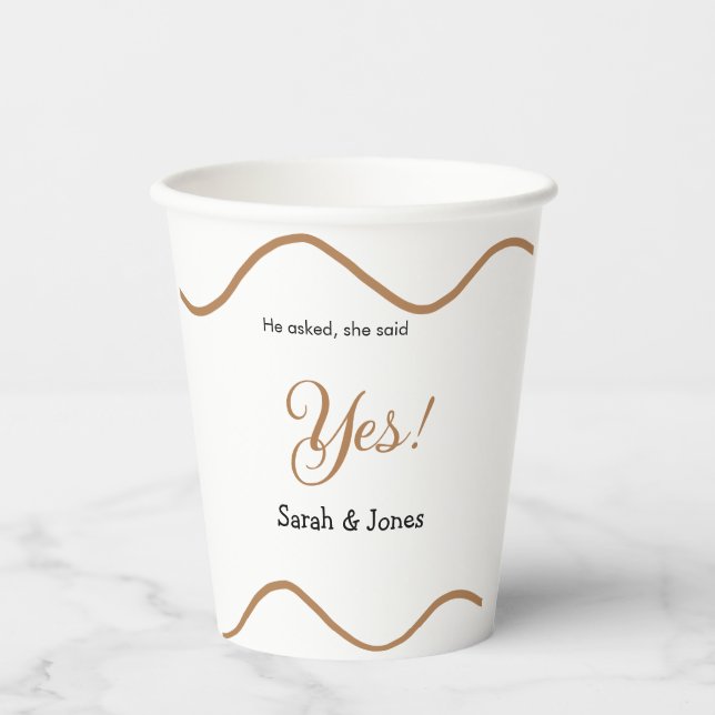 He asked she said yes engagement simple minimal  pappbecher (Vorderseite)