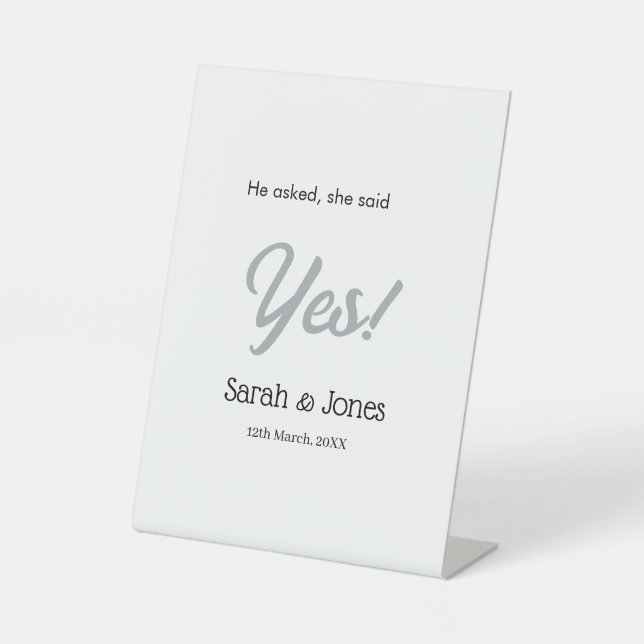 He asked she said yes engagement simple silver dat sockelschild (Vorderseite)