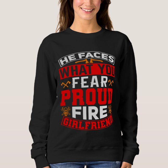 He Faces What You Fear Proud Firefighter Girlfrien Sweatshirt (Vorderseite)