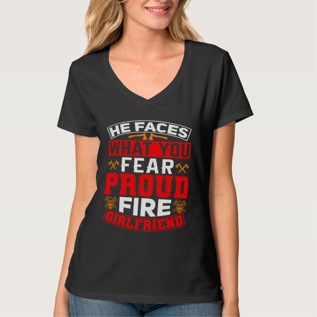 He Faces What You Fear Proud Firefighter Girlfrien T-Shirt (Vorderseite)