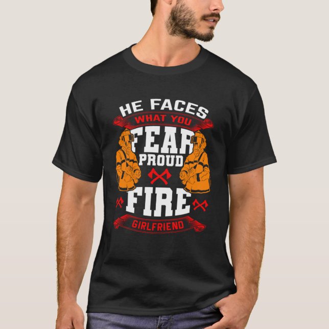 He Faces What You Fear Proud Firefighter Girlfrien T-Shirt (Vorderseite)