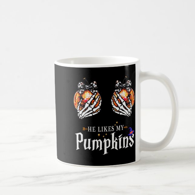He Likes My Pumpkins Skeleton Hand Halloween Coupl Kaffeetasse (Rechts)