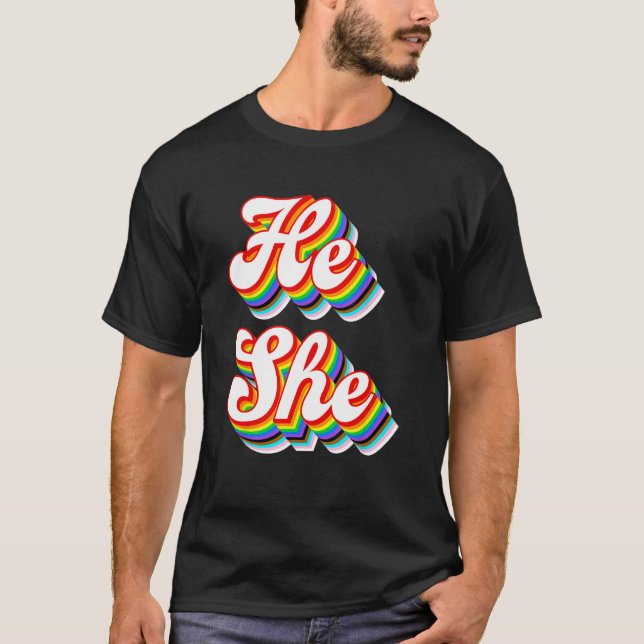 He She Pronouns LGBTQ Pride Rainbow T-Shirt (Vorderseite)