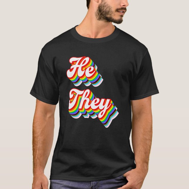 He They Pronouns LGBTQ Pride Rainbow T-Shirt (Vorderseite)