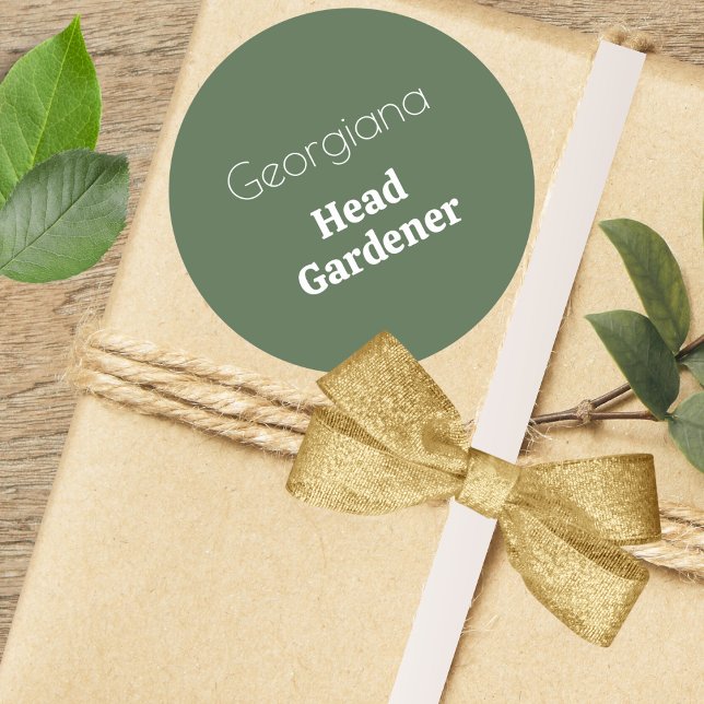 Head Gardener Personalisiert Name Funny Garening Runder Aufkleber (A personalized green and white sticker for garden lovers, with Head Gardener caption)