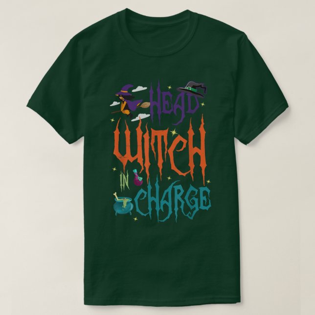 Head Witch in Charge Hat Brew Broom Happy Hallowee T-Shirt (Design vorne)