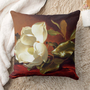 Heade - Eine Magnolie auf rotem Samt Kissen