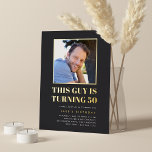 Headline 50. Geburtstagsparty-Foto Folieneinladung<br><div class="desc">Feiern Sie seinen Geburtstag mit diesen festlichen Party Einladungen,  die "dieser Typ wird 50" in Goldfolienschrift und ein beliebtes,  in Gold umrissenes Foto darstellen. Personalisieren Sie Ihre Party-Details unten.</div>