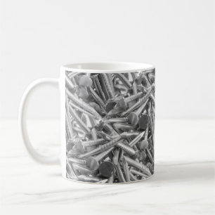 Heap der Nägel des Tischlers Tasse