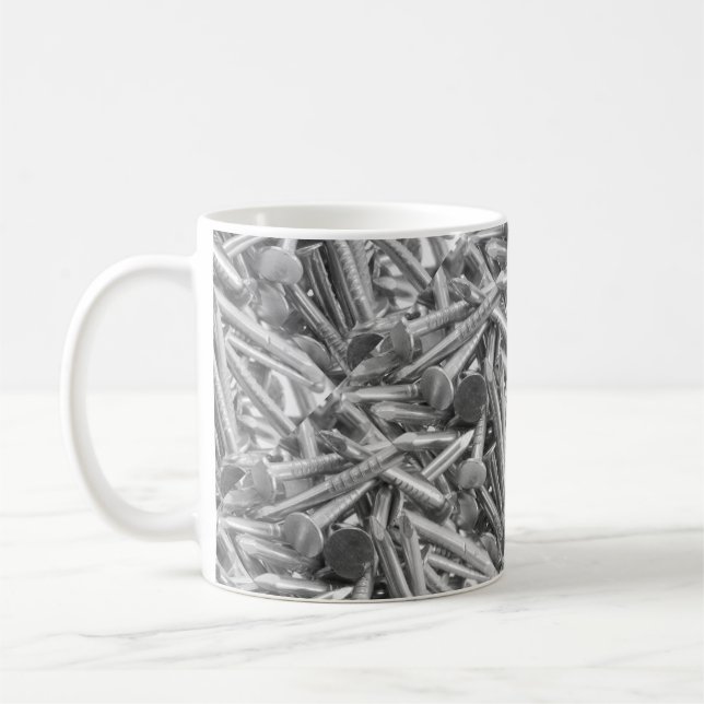 Heap der Nägel des Tischlers Tasse (Links)
