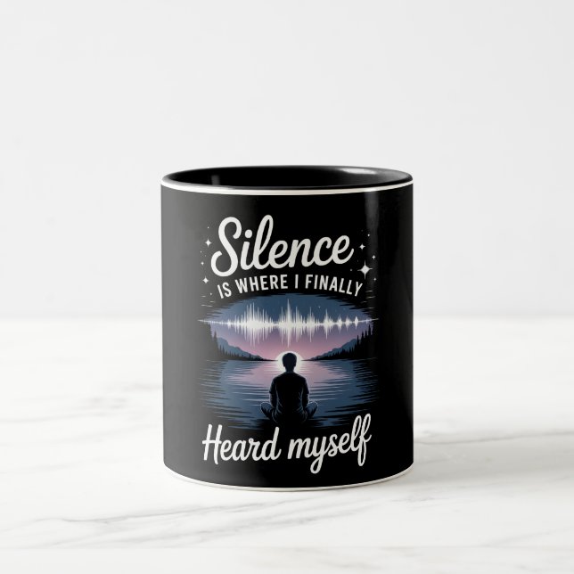 Hear Yourself - Surreal Lakeside Reflection Mug Zweifarbige Tasse (Mittel)