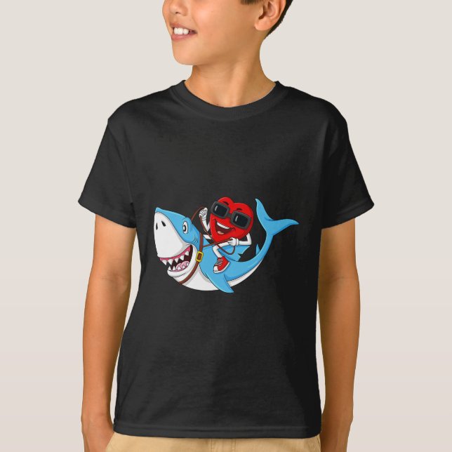 Heart Riding Shark Valentine's Day Fun Boys Girls T-Shirt (Vorderseite)