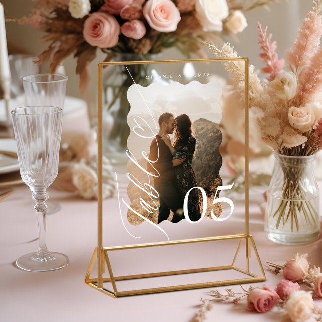Heart Script Wavy Foto Wedding Tischnummer Acrylschild (Heart Script Wavy Photo Wedding Table Number Acrylic Sign)