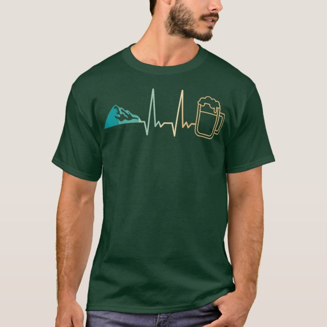 Heartbeat Mountains and Bierbeer Tasse Funny Gift T-Shirt (Vorderseite)