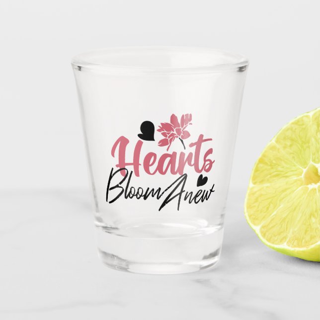 Hearts Bloom new - inspirierendes Blumenzitat Schnapsglas (Vorderseite)