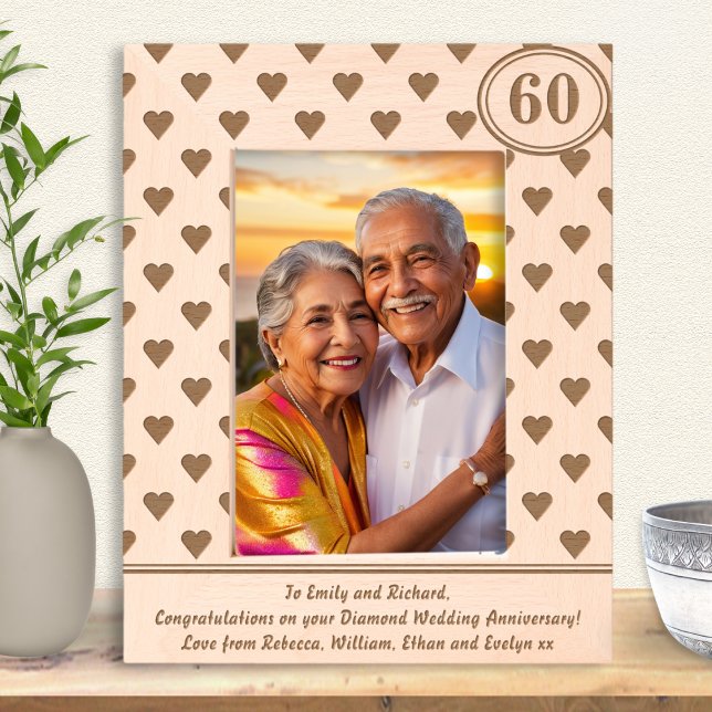 Hearts Diamond Wedding Jubiläum 60. Custom Geätzte Rahmen (A personalized wooden photo frame for a couple's 60th Wedding anniversary, with etched hearts design)