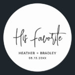 Heather Elegant Schwarz-weiß Minimal Moderne Hochz Runder Aufkleber<br><div class="desc">Moderne Gastgeschenk Hochzeit Aufkleber mit einem einfachen Design mit "Seinem Favoriten" in einer eleganten Schrift Typografie zusammen mit Ihren Namen und Hochzeitsdatum in einem minimalistischen Sans Serif Schriftart. Alle Designelemente sind schwarz und weiß. Ein elegantes Design für jeden Hochzeitsstil. Diese Sonderaufkleber eignen sich hervorragend zum Anziehen von Süßigkeiten oder Snacks...</div>