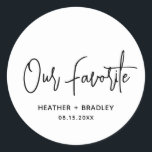 Heather Elegant Schwarz-weiß Minimal Moderne Hochz Runder Aufkleber<br><div class="desc">Moderne Gastgeschenk Hochzeit Aufkleber mit einem einfachen Design mit "Unser Favorit" in einer eleganten Schrift Typografie zusammen mit Ihren Namen und Hochzeitstag in einem minimalistischen sans Serif Schriftart. Alle Designelemente sind schwarz und weiß. Ein elegantes Design für jeden Hochzeitsstil. Diese Sonderaufkleber eignen sich hervorragend zum Anziehen von Süßigkeiten oder Snacks,...</div>