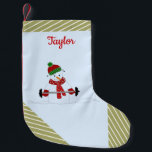 Hebe Lifting Snowman Gold Streifen Kleiner Weihnachtsstrumpf<br><div class="desc">Ein niedlicher Schneemann in seinem Winterzubehör,  der durch Gewichtheben in Form bleibe. Ideal für diese harten Typ und Gals! Geben Sie den gewünschten Namen ein. Goldstreifen prägen dieses Design.</div>