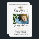 Hebräischer Name Virtual Bar Mitzvah 2 Foto Gold Einladung<br><div class="desc">Ob Freunde und Familie soziale Distanziertheit praktizieren oder einfach nur weit weg leben, online mit einer virtuellen Bar mitzvah Zeremonie und Drive-by-Feier verbinden. Diese stilvolle und moderne Einladung ermöglicht es, 2 Fotos zu teilen und die Gäste zu einem Online-Event über Livestreaming einzuladen. Der gesamte Text ist einfach zu personalisieren, sodass...</div>