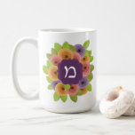 Hebrew Monogram Floral Coffee Tasse<br><div class="desc">Unsere Personalisierte Monogram Floral Tasse ist mit hübschen modernen Papierblüten dekoriert. Stilvoll und hübsch. Eine ganze Reihe farbenfroher Blüten, die das ganze Jahr über frisch bleibe werden! Personalisieren Sie diese Tasse mit Namen & Initial und machen Sie jemandem ein besonderes Lächeln. Perfekt als Bat Mitzvah oder Chanukah Geschenk. HINWEIS: Um...</div>