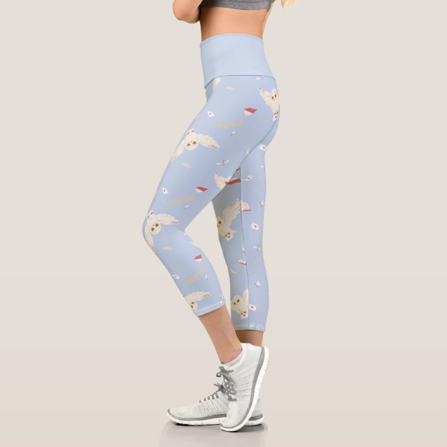 Hedwig-Eulenpost-Briefe-und-Bücher-Muster Capri Leggings (Links)