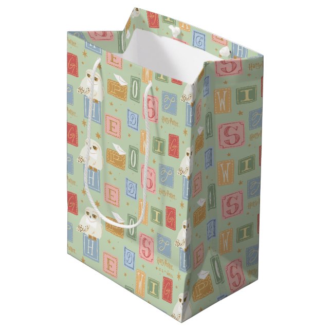 Hedwig-Post-Blockbuchstaben-Muster Mittlere Geschenktüte (Vorderseite Schrägansicht)