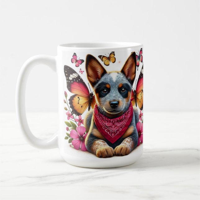 Heeler Puppy umgeben von Schmetterlingen und Blume Kaffeetasse (Links)