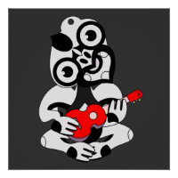 Hei Tiki spielt rote Ukulele